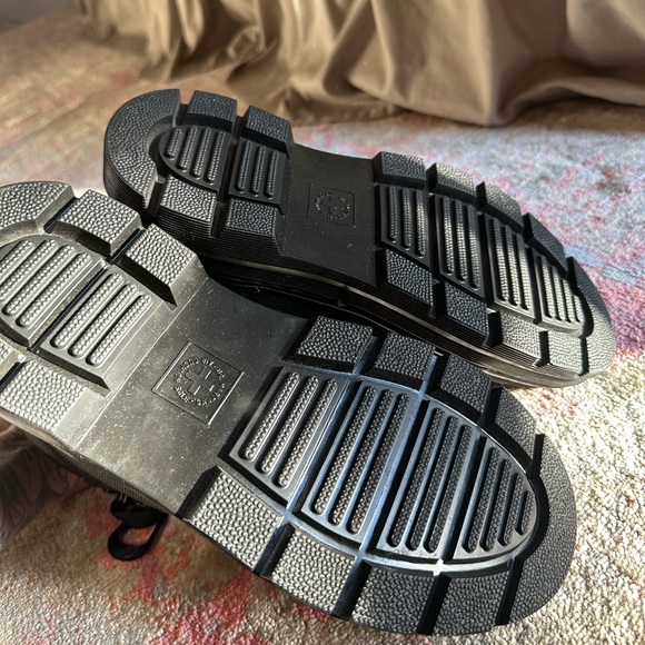 • Dr. Martens Women’s Boot • - Picture 5 of 6